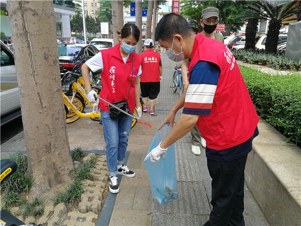 愛心服務(wù)走上街頭 2個(gè)小時(shí)為社區(qū)家園掃出一片潔凈