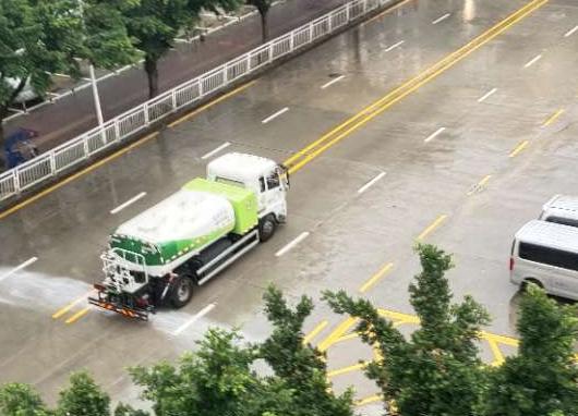 灑水車在下雨天還作業(yè)？沙井街道回應(yīng)：效果更佳